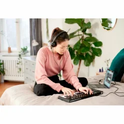 Native Instruments KOMPLETE KONTROL M32 Compact Keyboard Controller